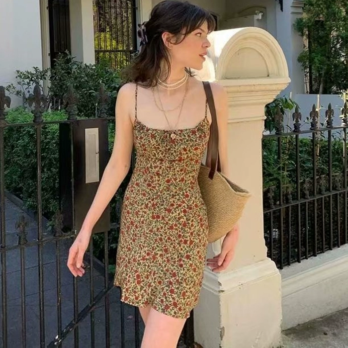 民族服饰女款夏季连衣裙-夏季连衣裙大揭秘！清新田园VS优雅复古，你更适合哪种风格？